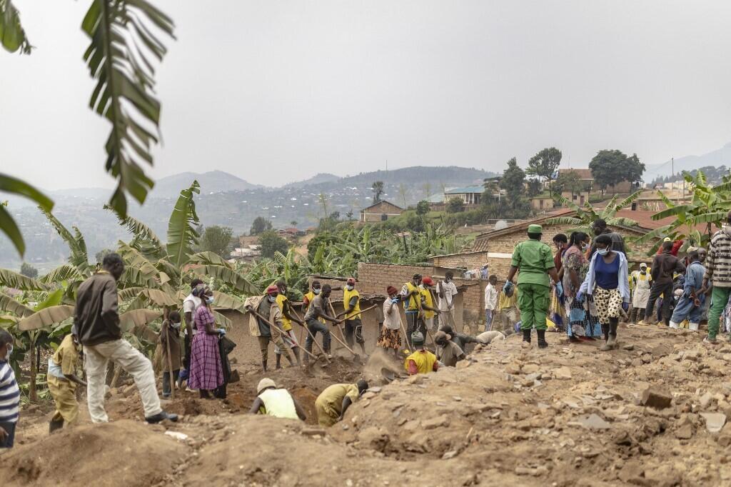 Les villageois et les volontaires creusent à la recherche des restes humains des victimes du génocide rwandais de 1994 cachés sous les fondations d'une maison à Ngoma, au Rwanda, le 23 janvier 2024, où plus de 82 corps ont été retrouvés depuis le 21 janvier 2024.