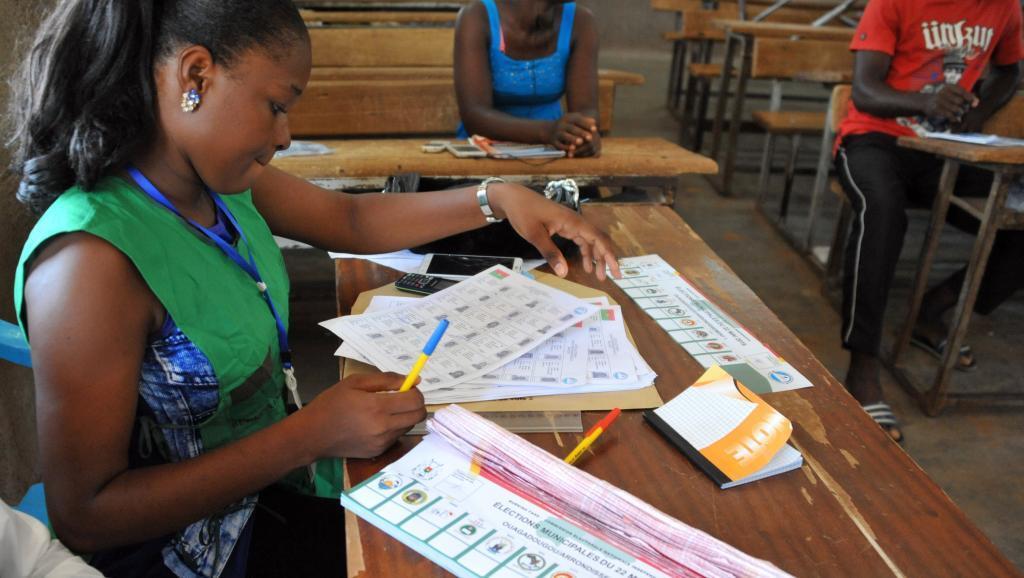 Bureau de vote, à Ouagadougou, au Burkina Faso, lors du scrutin pour les élections municipales, ce dimanche 22 mai 2015.