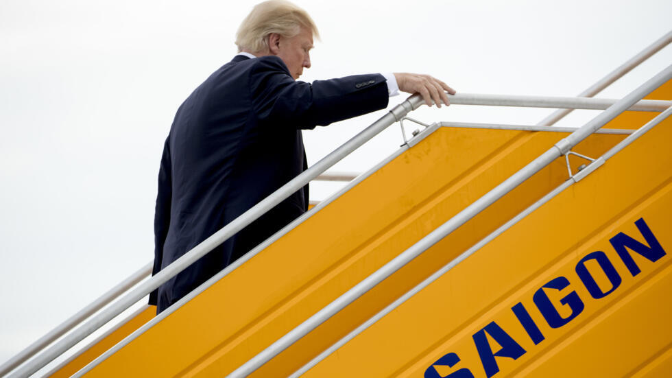 Ảnh lưu trữ ngày 11/11/2017 : Tổng thống Mỹ Donald Trump lên Air Force One tại sân bay Đà Nẵng, Việt Nam, sau khi tham dự thượng đỉnh APEC để đến Hà Nội, bắt đầu chuyến công du cấp 
 Nhà nước.