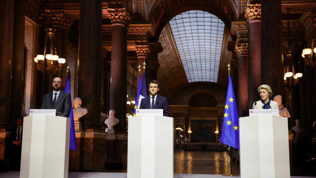 O presidente francês, Emmanuel Macron (centro), a presidente da Comissão Europeia, Ursula von der Leyen, e o presidente do Conselho Europeu, Charles Michel, durante coletiva de imprensa no final da reunião em Versalhes. 