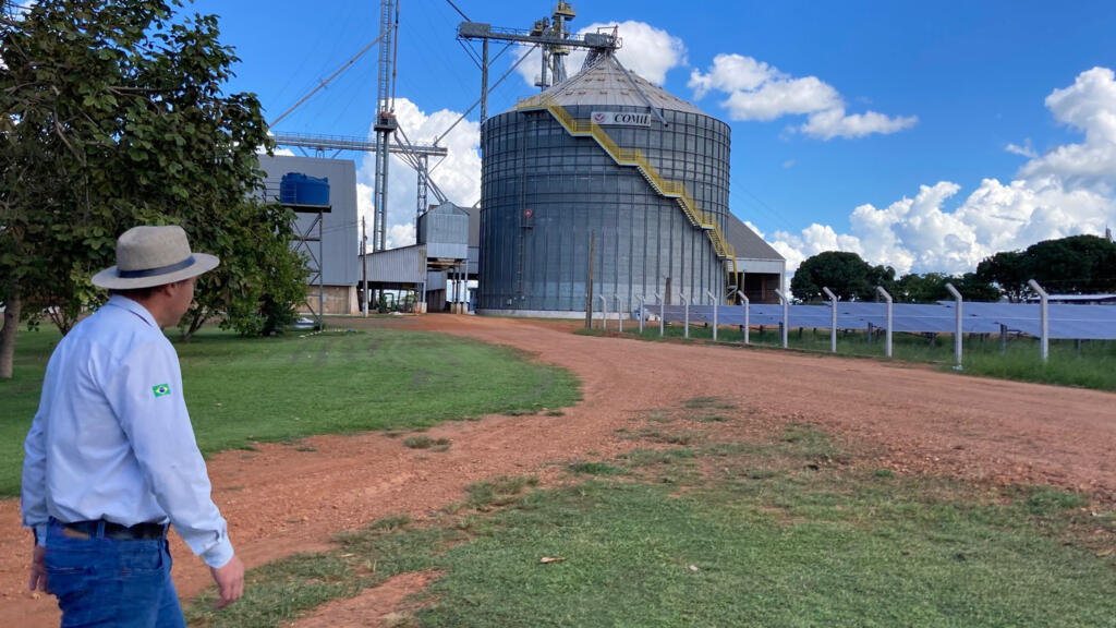 Valmir Schneider, producteur agricole devant le silo de la Coopérative des Pionniers de Querencia au Mato Grosso, Brésil.