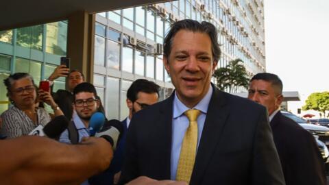 O Les Echos cita o ministro da Fazenda Fernando Haddad, para quem o Brassil “começa a atacar suas desigualdades inaceitáveis”, com  isenção do IR para quem ganha até R$ 5 mil por mês e o aumento do imposto para os mais ricos.
