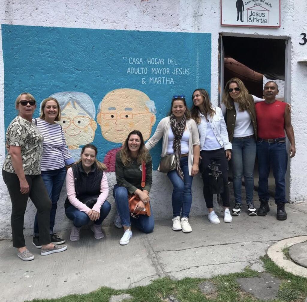 Karla Machado e voluntárias brasileiras visitando o asilo Emanuel, localizado em Coacalco, no Estado de México.