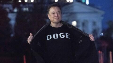 Elon Musk arbore un t-shirt floqué « DOGE » (Department of Government Efficiency), l’agence qu’il dirige, à son arrivée à la Maison-Blanche à Washington, D.C., le 9 mars 2025.