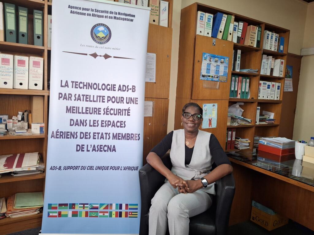 Jocelyne Djia, contrôleuse de route de l'Asecna, cumule plus de 30 ans de carrière.
