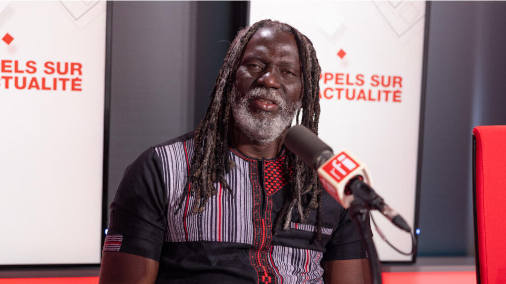 Tiken Jah Fakoly dans le studio de RFI, le 13 novembre 2024