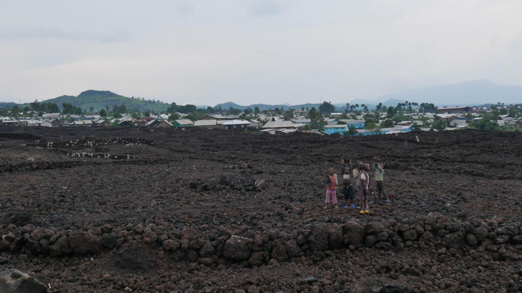 Les enfants s'amusent sur les ruines de leur complexe scolaire détruit par la coulée de lave le 22 mai 2021.