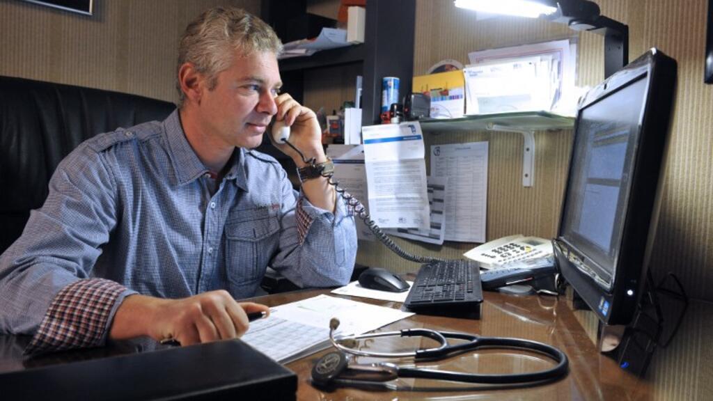 Le docteur Philip Bardin dans son cabinet de Brassac-les-Mines (centre de la France), en novembre 2012. La télémédecine a vocation à lutter contre les déserts médicaux. (Image d'illustration)