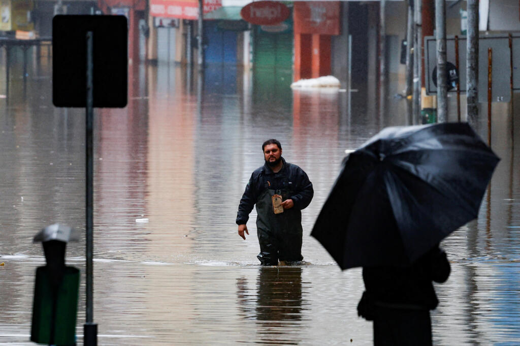 Homem caminha em rua alagada em Porto Alegre, Rio Grande do Sul, Brasil, em 16 de maio de 2024. REUTERS/Adriano Machado