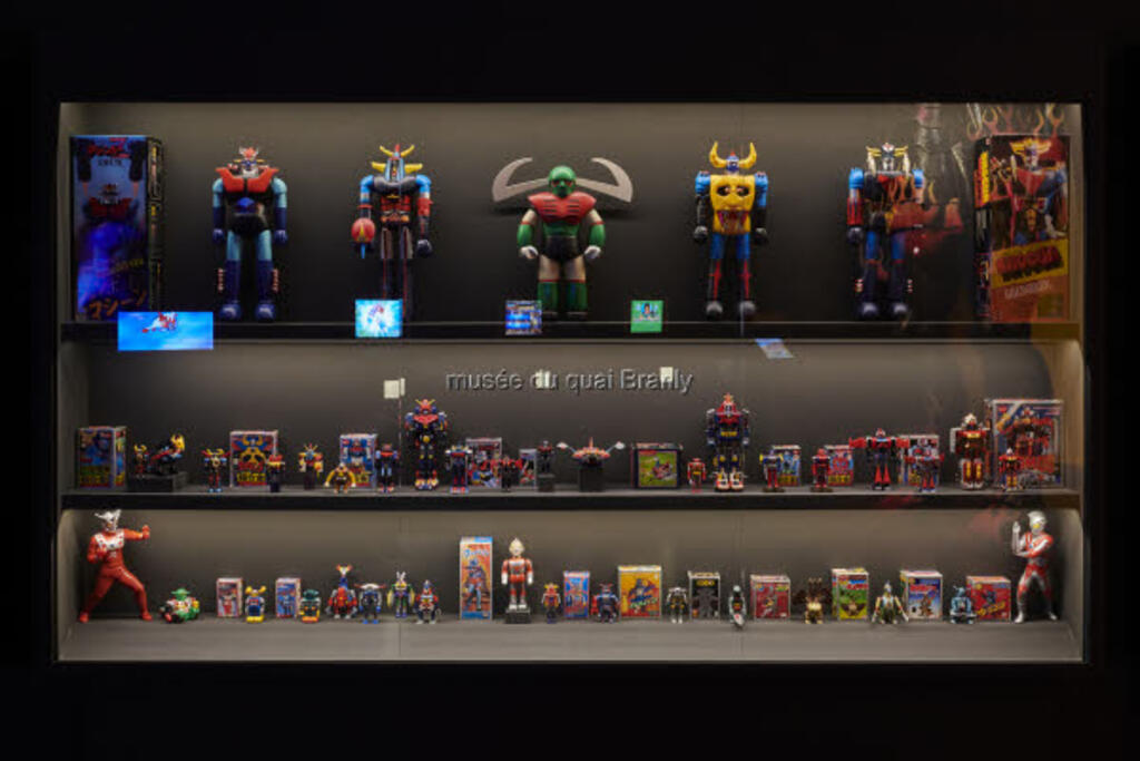 Vitrines com robôs inspirados em samurais fazem parte da exposição "Combate Derradeiro", no Museu do Quai Branly, em Paris.