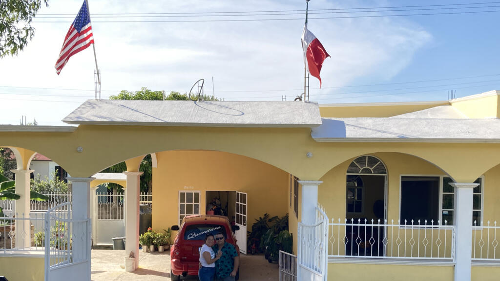 Norberto Lopez et sa compagne Guadalupe Martinez posent devant leur maison de la Sierra Gorda de Querétaro, construite grâce aux dollars américains gagnés par Norberto, parti aux États-Unis à 11 ans.