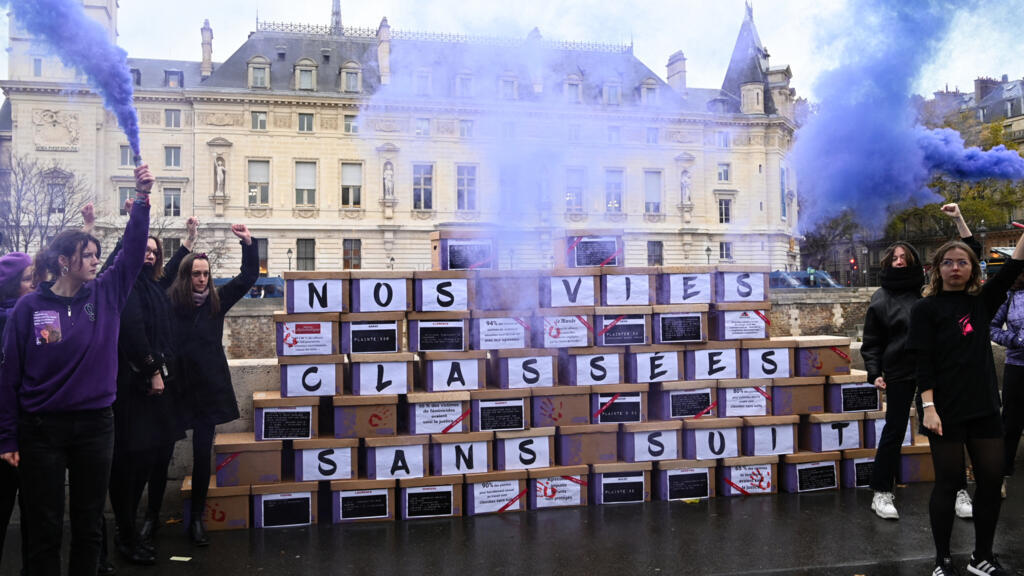 Protesto de feministas em Paris, em frente à antiga sede do Palácio de Justiça, denunciou a grande quantidade de casos de violência sexual e sexista arquivados nas varas criminais, empilhados em caixas, por falta de juízes para analisá-los. "Nossas vidas arquivadas sem acompanhamento", diz a colagem. 23 de novembro de 2022.