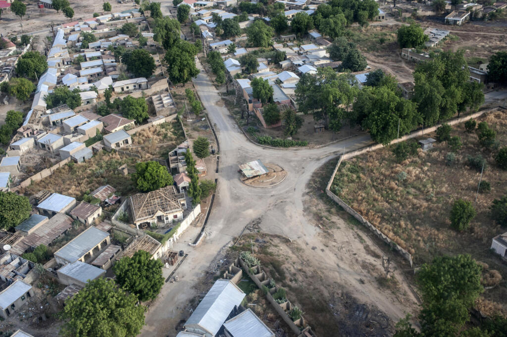 Vue aérienne de Bama (nord-est du Nigeria), le 8 décembre 2016, où l'on peut voir la reconstruction de la ville après sa libération du groupe Boko Haram.