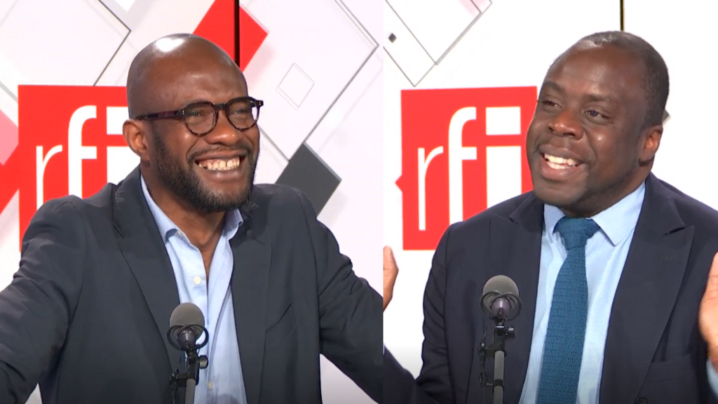 Serge Menye et Stéphane Tiki dans les studios de RFI