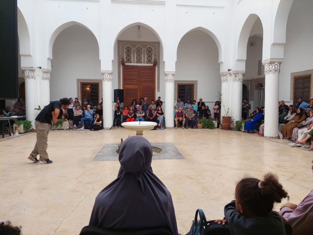Mohammed Baddou l'un des lauréats de Taklif présente sa performance en plein air au cœur de la Médina de Marrakech.