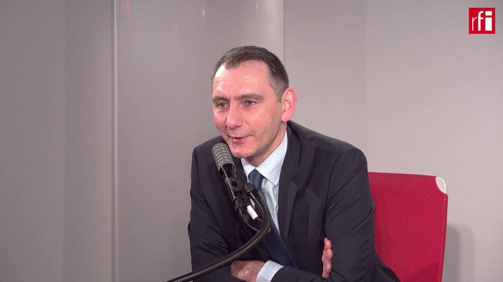 Laurent Jacobelli, dans le studio de RFI, le 7 février 2022.
