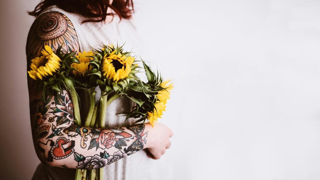 Comment s’est opérée la démocratisation du tatouage, cette pratique marginalisée ?