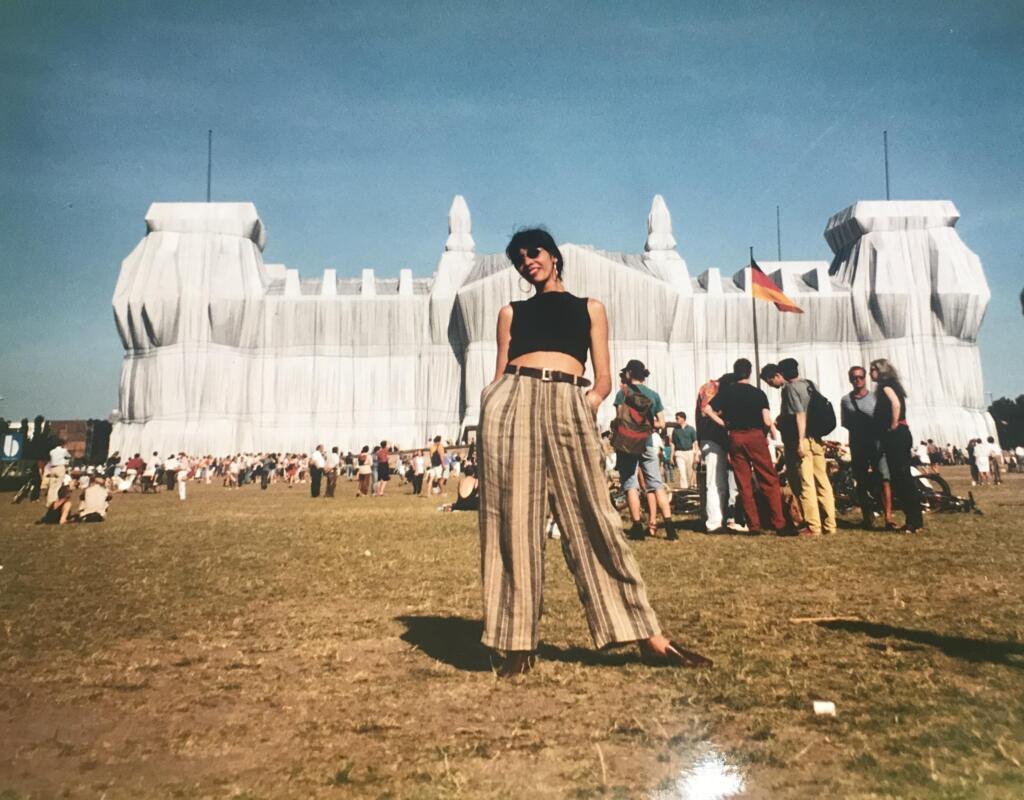 Suely Torres (ao fundo, obra de Christo, que 'embrulhou' o Reichstag, em 1995