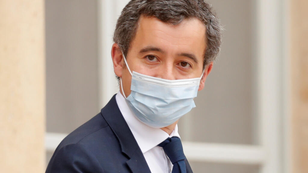 Le ministre français de l'Intérieur Gerald Darmanin, portant un masque protecteur, à la sortie de la réunion hebdomadaire du cabinet à l'Elysée à Paris, France, le 25 novembre 2020.