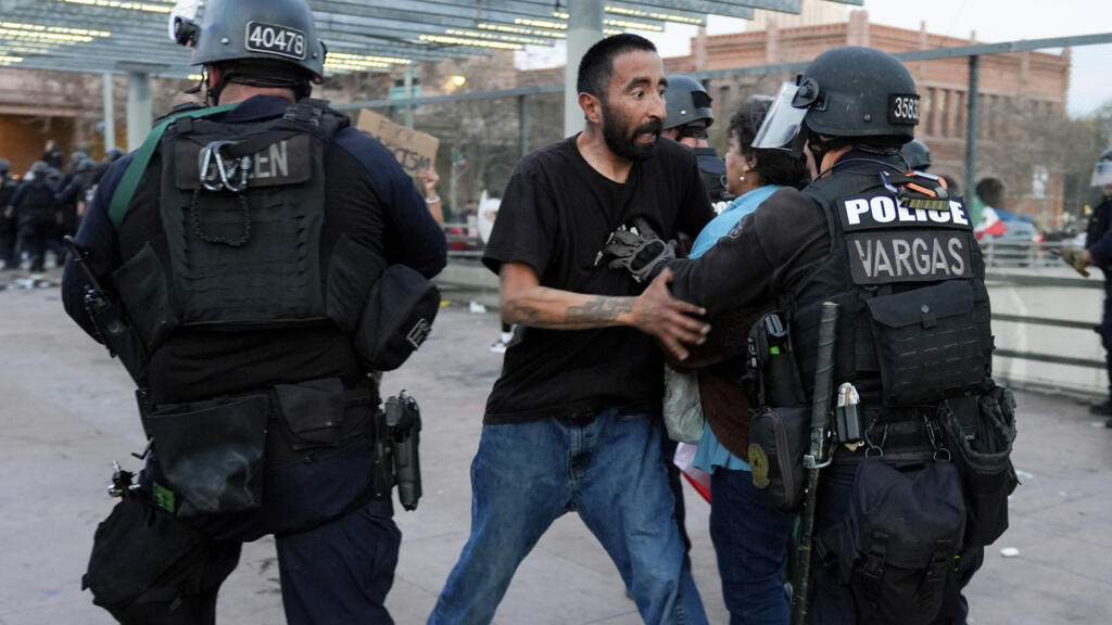 Operação policial durante manifestação em defesa dos imigrantes em Los Angeles, em 3 de fevereiro de 2025.