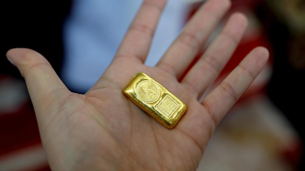 En Thaïlande, un client montre de l'or à vendre chez un orfèvre, le 16 avril 2020.