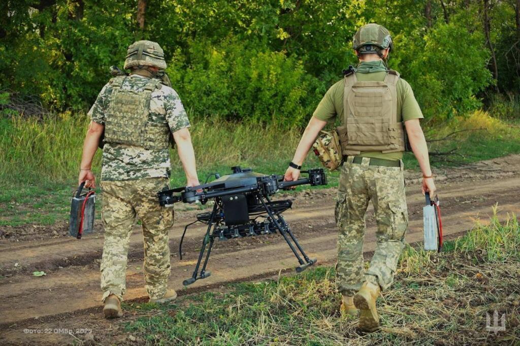 Українські військові несуть безпілотник «Вампір» (фото ілюстративне)
