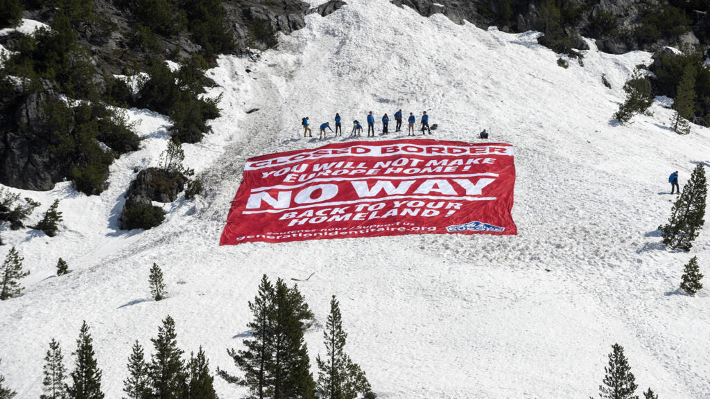 Le 21 avril 2019, des militants de Génération identitaire conduisent une opération de barrage pour empêcher l'accès aux migrants sur le col de de l'Échelle à Névache, près de Briançon, sur la frontière franco-italienne.