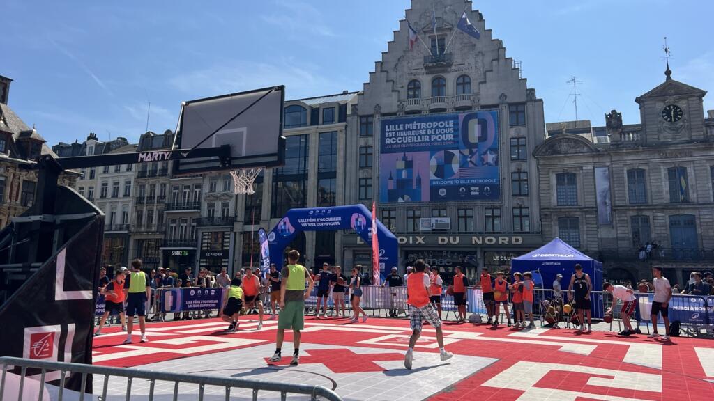 Des joueurs de basket sur la Grand Place, à Lille, dans le cadre des Jeux olympiques de Paris 2024.