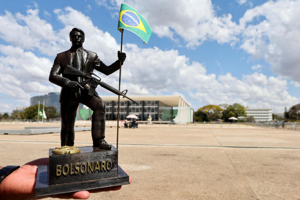 Uma estatueta representando o ex-presidente do Brasil, Jair Bolsonaro, é segurada por um vendedor ambulante em frente ao Supremo Tribunal Federal do Brasil, antes da última instância do julgamento de Bolsonaro, no qual ele é acusado de conspirar para dar um golpe após sua derrota eleitoral, em Brasília, Brasil, em 1º de setembro de 2025.