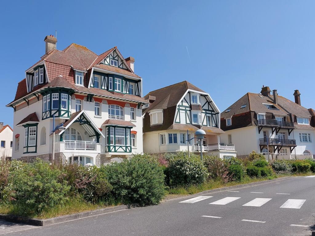 Hardelot, la partie balnéaire de la ville, en bord de mer, avec ses villas anglo-normandes.