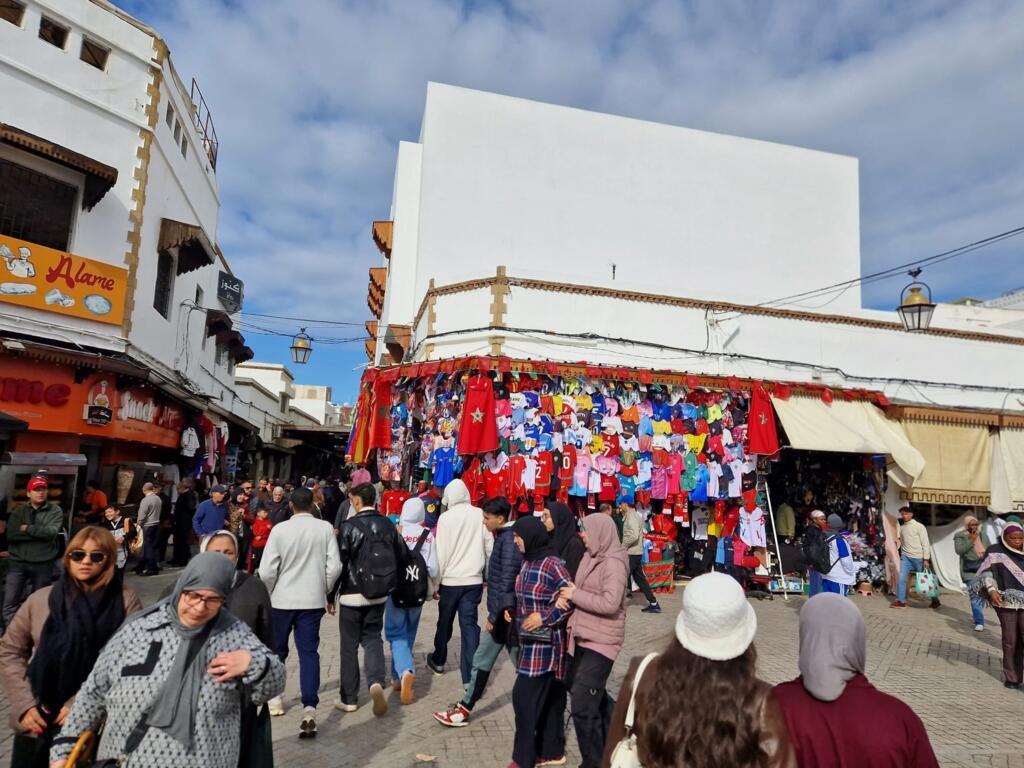 非洲足球 / 第35届非洲国家杯（CAN 2025）即将于12月21日星期日国际标准时间19点（GMT）在东道国摩洛哥首都开幕。
Afrique Foot / Maroc - CAN 2025 : à la médina de Rabat, la ferveur à la veille de la CAN est visible, ici le 19 décembre 2025.