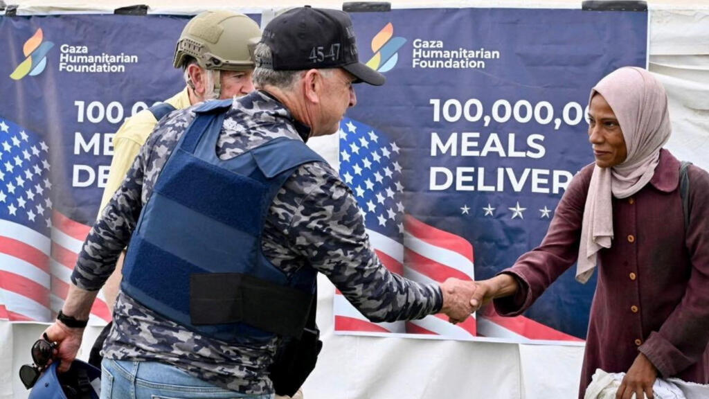 Đặc sứ Mỹ về Trung Đông Steve Witkoff bắt tay một phụ nữ Palestine tại Gaza. Ảnh ngày 01/08/2025.