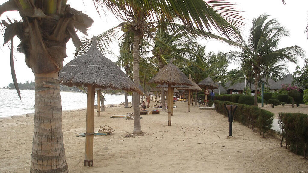 Vue sur la plage touristique de Saly sur la Petite-Côte au Sénégal.