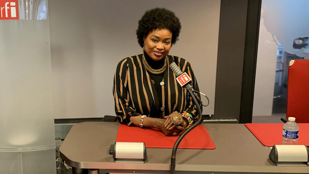 A cantora maliana Oumou Sangaré, nos estúdios da RFI, em abril de 2022.