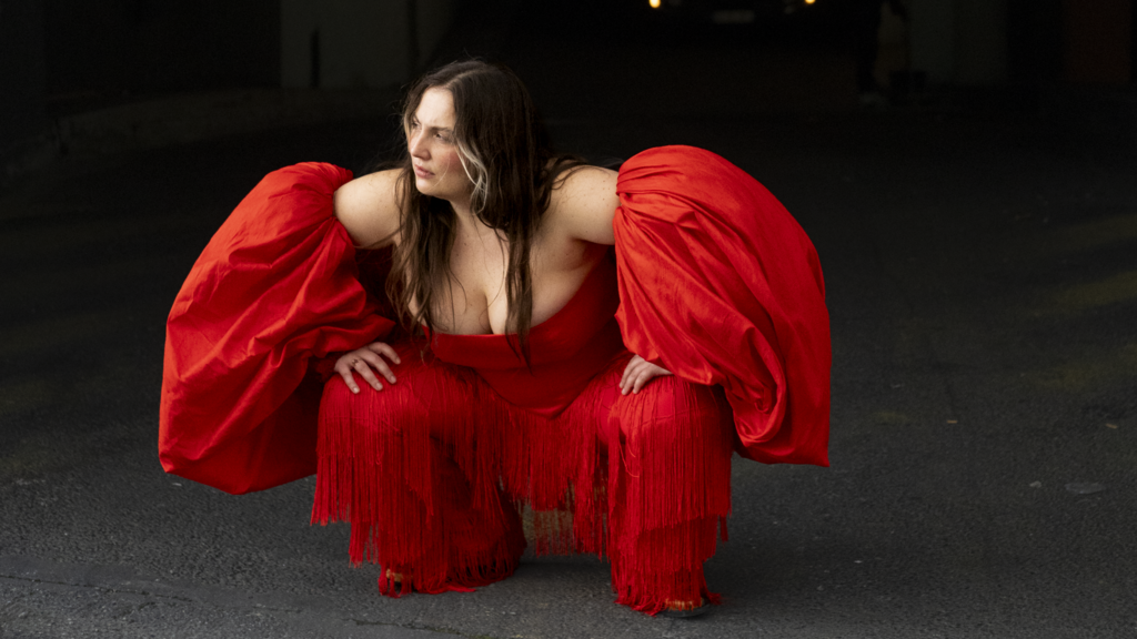 La chanteuse et compositrice MiiRA sort son deuxième EP «Cores».