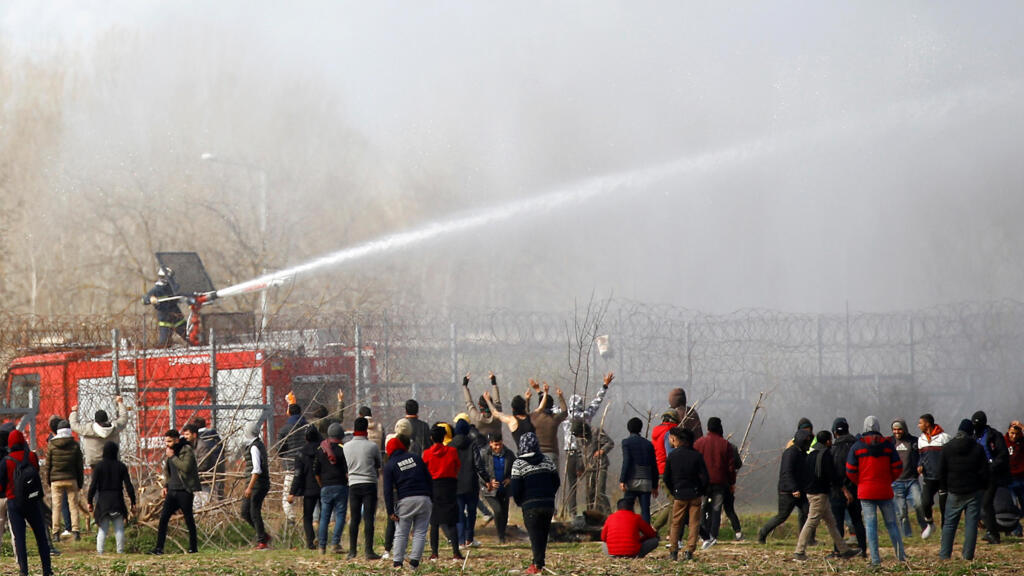 Les Grecs utilisent des canon à eau face aux migrants rassemblés à la frontière turco-grecque près du poste frontalier de Pazarkule en Turquie avec la Grèce Kastanies, à Edirne, en Turquie, le 7 mars 2020.
