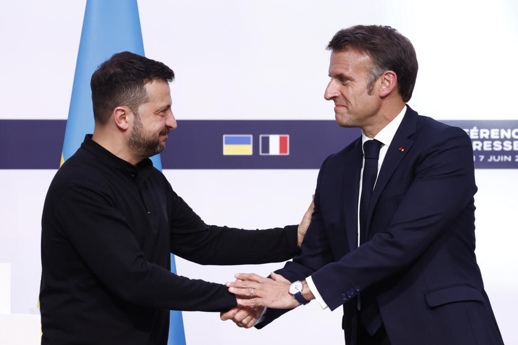 O presidente ucraniano Volodymyr Zelensky aperta a mão do presidente francês Emmanuel Macron no Palácio do Eliseu em 7 de junho de 2024.