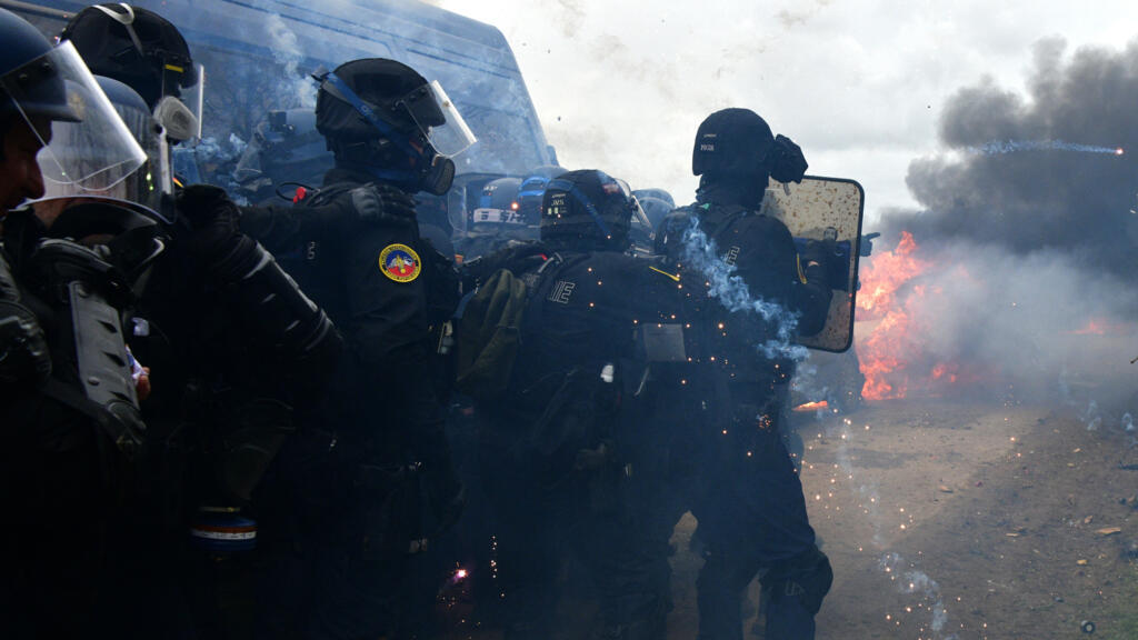 Violences à Sainte-Soline: des vidéos déclenchent une enquête sur les méthodes des forces de l'ordre françaises