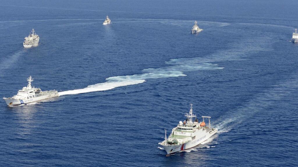 (Ảnh minh họa) - Tàu Trung Quốc và Nhật Bản gườm nhau gần khu vực quần đảo Senkaku/Điếu Ngư tại Biển Hoa Đông. Ảnh do hãng Kyodo chụp ngày 10/09/2013.