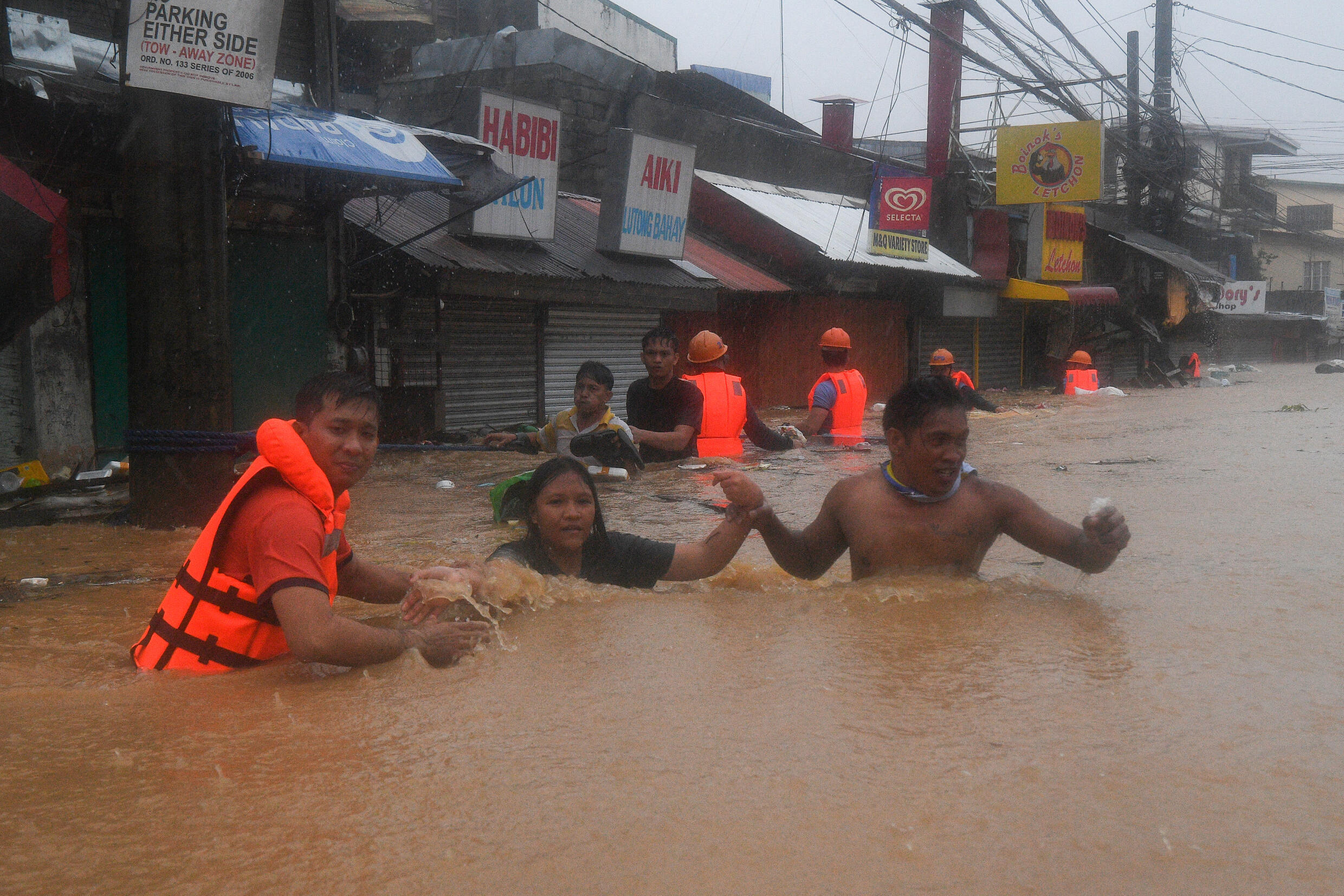Gaemi também provocou fortes chuvas que inundaram as ruas de Manila, capital das Filipinas, nesta quarta-feira (24).