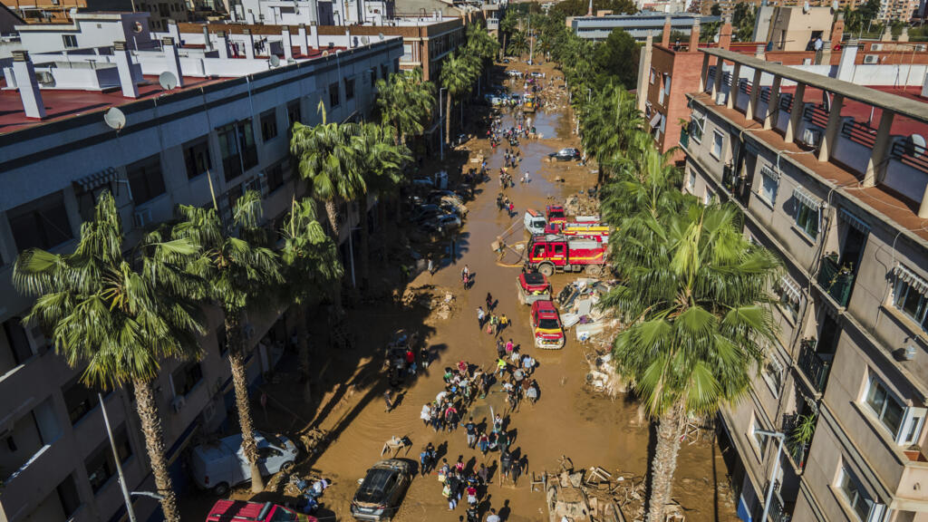 Des bénévoles et des habitants nettoient la boue après que des crues soudaines ont tout emporté sur leur passage à Paiporta, dans la banlieue de Valence, en Espagne, le samedi 2 novembre 2024.
