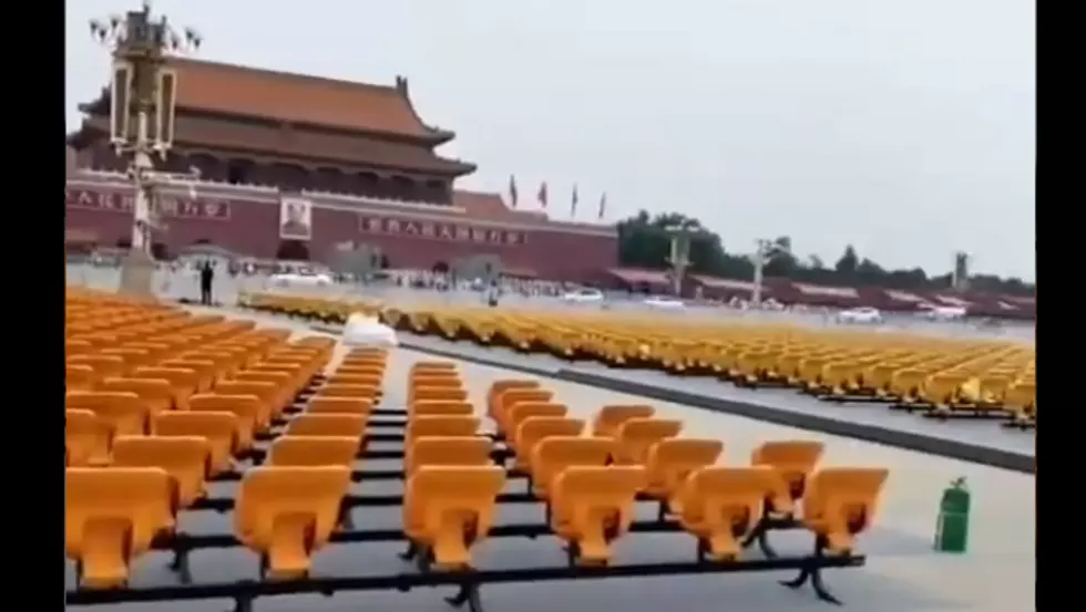 中共7月1日将在天安门庆其百年寿诞，2021年6月30日可见广场上排放上万张座椅。