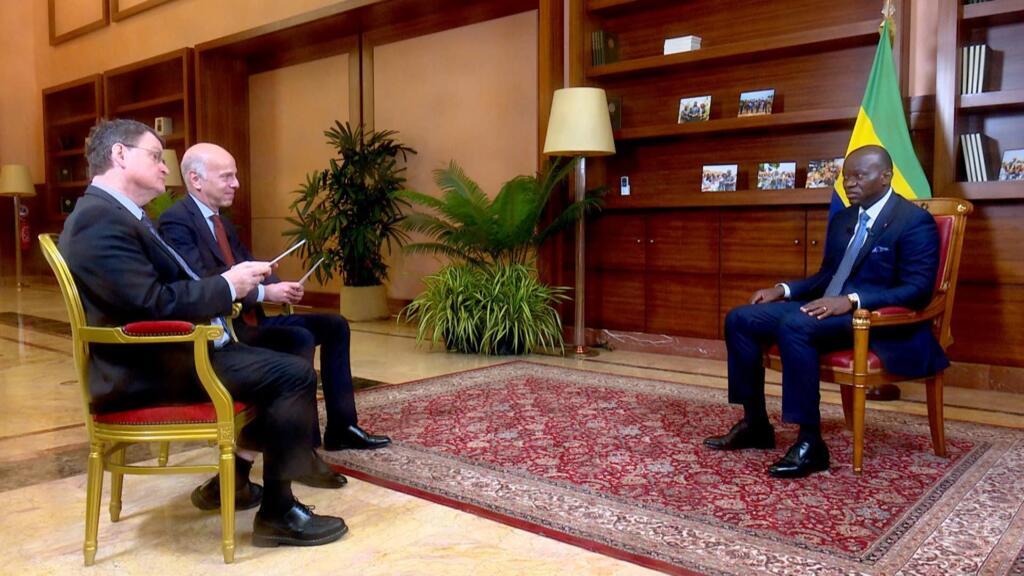Dans une interview réalisée ce 25 mars à Libreville par RFi et France 24, le général Oligui Nguema, qui a renversé Ali Bongo le 30 août 2023 et qui est candidat à la présidentielle du 12 avril, affirme qu’il ne veut pas être porté par un parti ou un clan, mais par le peuple gabonais.
