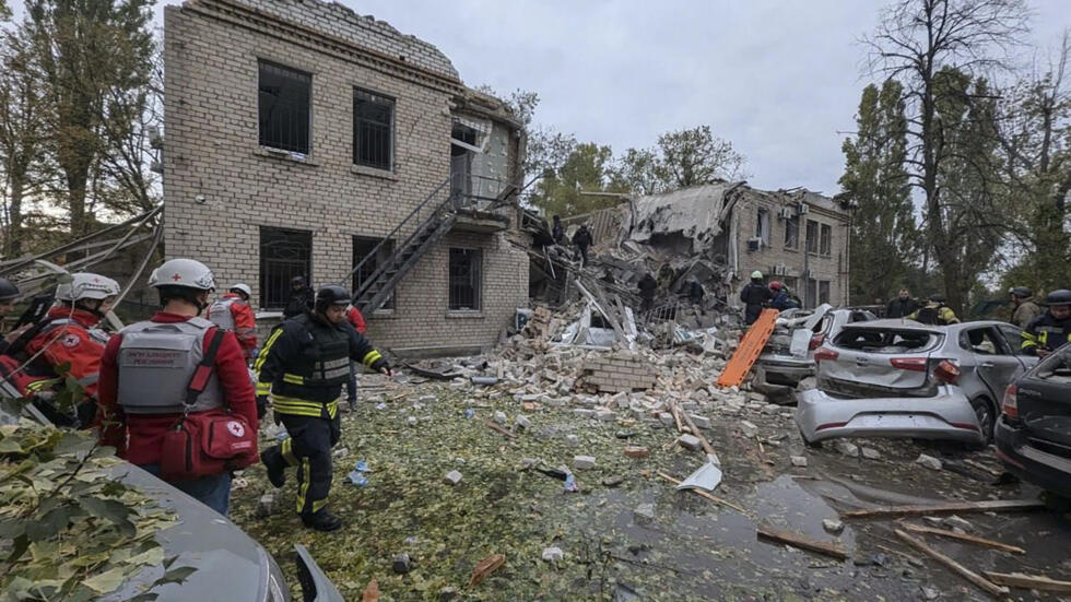 Makaazi ya watu yalioharibiwa katika mashambulio ya Urusi nchini Ukraine, wanawake na watoto wakiwa miongoni mwa waliouawa.