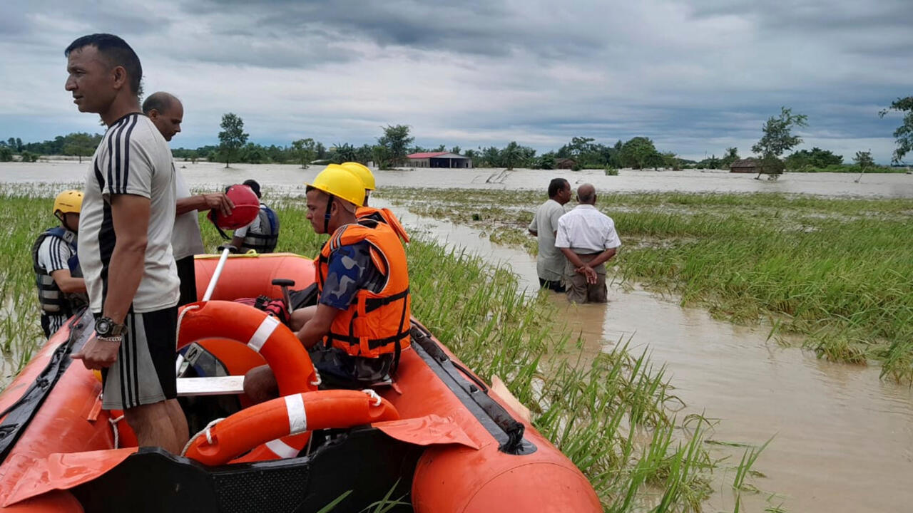Inondations et glissements de terrain au Népal et en Inde: plus de 60 morts