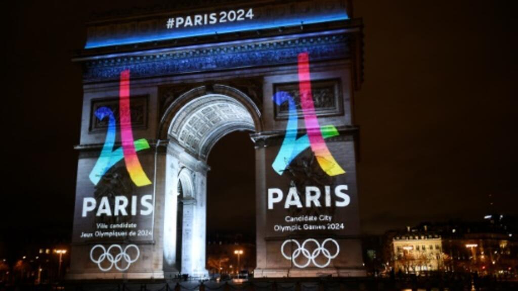 O logotipo oficial da candidatura de Paris aos Jogos Olímpicos-2024 projetado no Arco do Triunfo em Paris, em 9 de fevereiro de 2016.