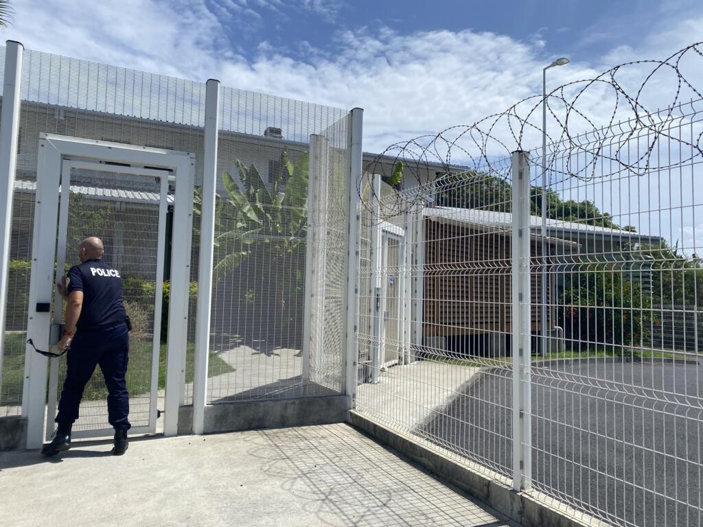 Le centre de rétention administrative de Mayotte vu de l'extérieur, cerné de barrières et de barbelés.