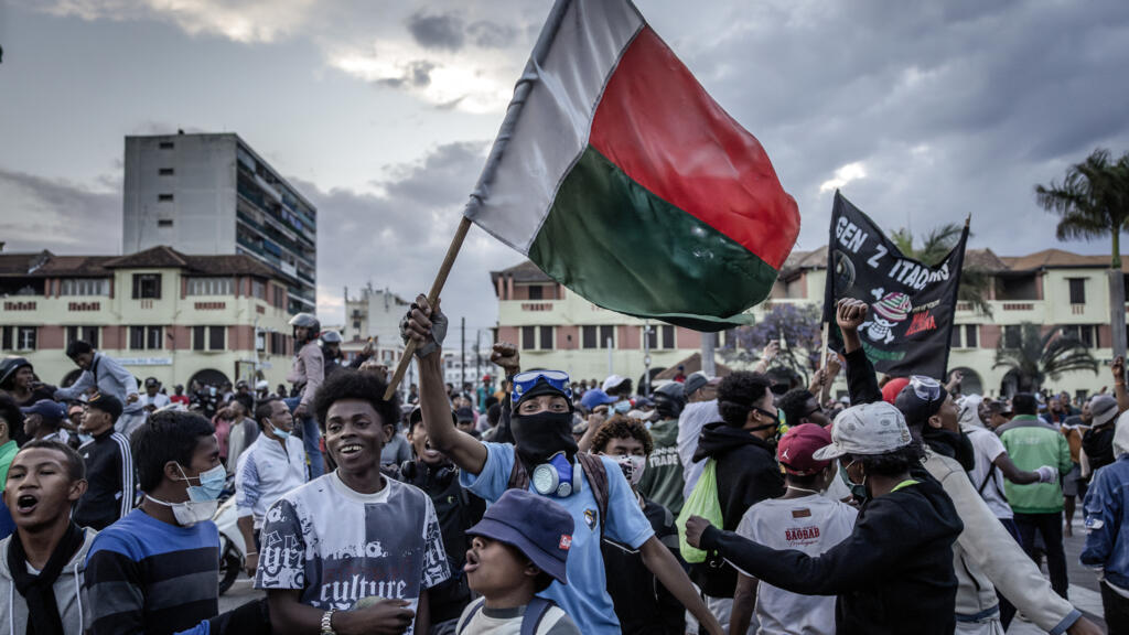Des manifestants, à Madagascar, le 11 octobre 2025, se réjouissent après les annonces des militaires du Capsat.