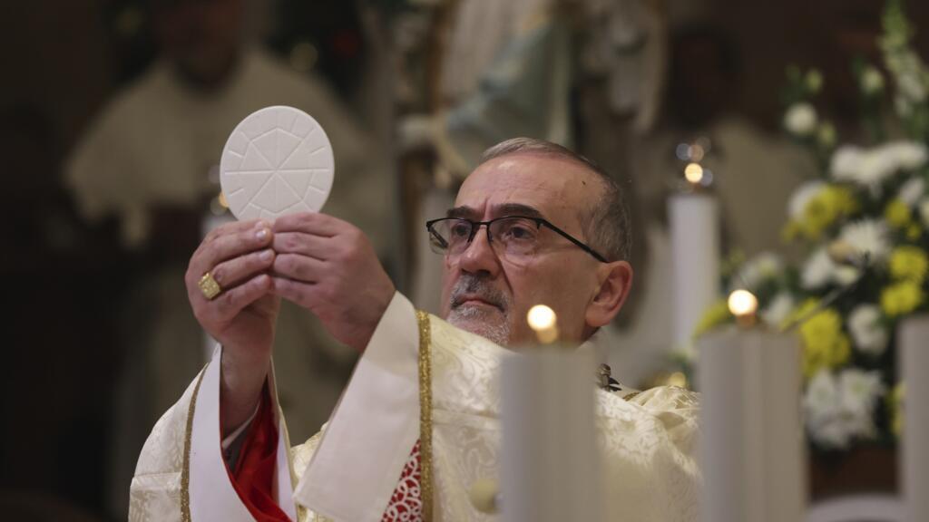 O Patricarca Latino de Jerusalém, Pierbattista Pizzaballa, durante missa da meia-noite realizada na Basílica da Natividade, em Belém, em 24 de dezembro de 2024.