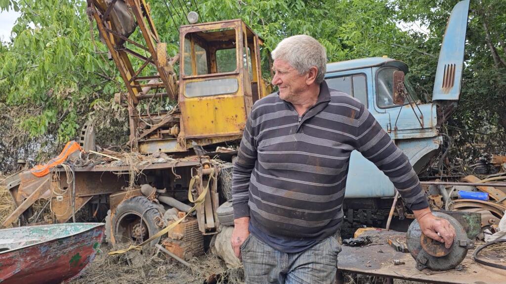 Ukraine: Yury, un fermier de Novovasylivka, a perdu tous ses biens matériels dans les inondations qui ont suivi la destruction russe du barrage de Kakhovka. Le village de Novovasylivka, dans la région de Mykolaïv, n'est toujours accessible que par voie d'eau (le 16 juin 2023).
